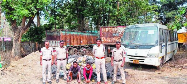 छापेमारी में आरोपियों से 17 क्विंटल अवैध कोयला जब्त