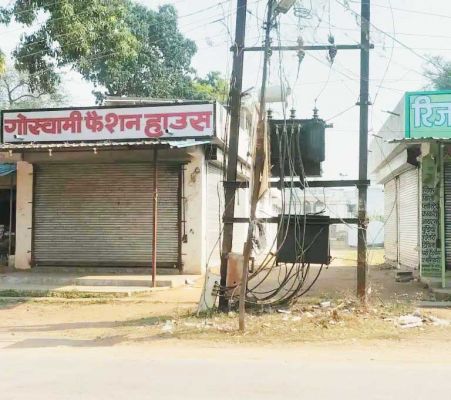 मंदिर के द्वार पर अड़ंगा बना ट्रांसफार्मर 