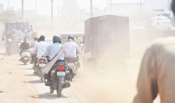 धूल भरी सडक़...