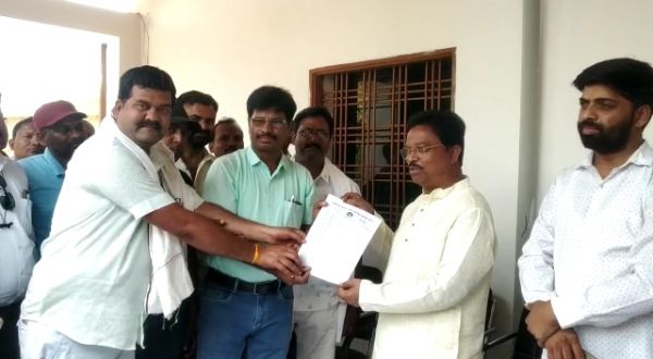 हड़ताली पंचायत सचिवों ने भटगांव विधायक को सौंपा ज्ञापन