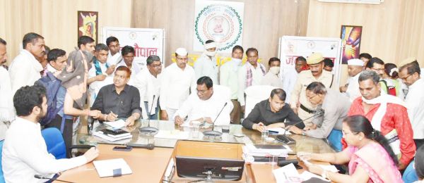 जनचौपाल में लगी जमीन में कब्जा दिलाने, उपचार के लिए आर्थिक सहायता की गुहार