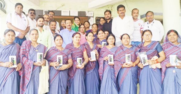 आंगनबाड़ी कार्यकर्ताओं को मिला 5जी नेटवर्क वाला स्मार्टफोन