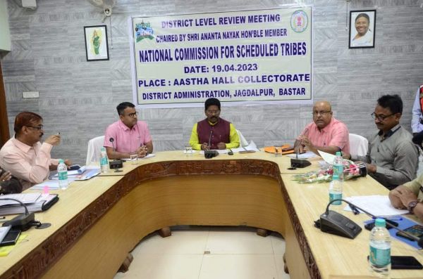 जनजाति आयोग के सदस्य अनंत ने जनजातियों के कल्याण व विकास के लिए संचालित की जा रही योजनाओं की समीक्षा