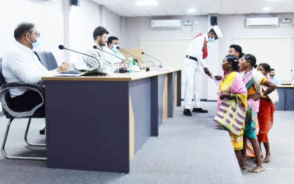 कलेक्टर ने जन चौपाल में सुनी लोगों की मांग एवं समस्याएं