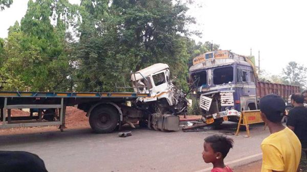 ट्रक-ट्रेलर में भिड़ंत, फंसे चालक को मुश्किल से निकाला