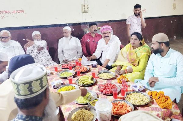 रोजा इफ्तार में शामिल होकर मेयर ने मुस्लिम समाज को दी बधाई