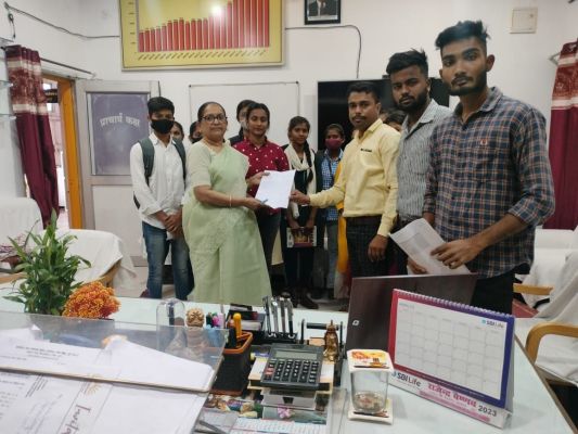 बोनस अंक के लिए एनएसयूआई ने सौंपा मांग पत्र