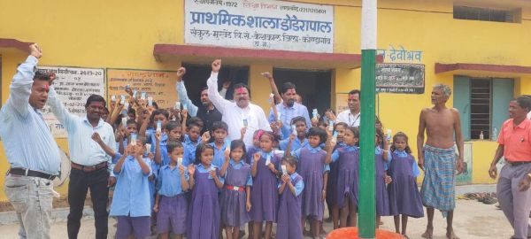 मुख्यमंत्री सुपोषण योजना,  विधायक संतराम ने बांटे मिलेट्स चिक्की