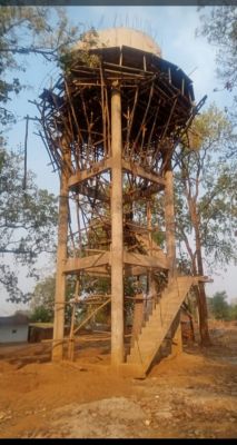 6 माह से पानी टंकी अधूरा, एक किमी दूर कुएं से पानी लाने की मजबूरी