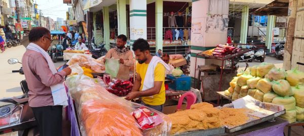 ईद की त्यौहारी खुशी से बाजार में चहल-पहल