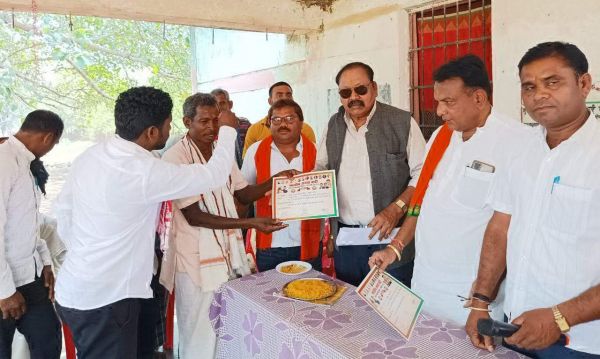 सांसद मंडावी ने वनांचलवासियों से की मुलाकात