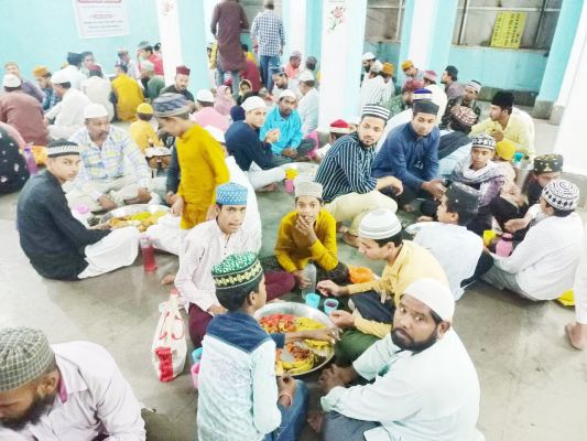 तुलसीपुर मस्जिद के रोजा इफ्तार में शामिल हुईं मेयर