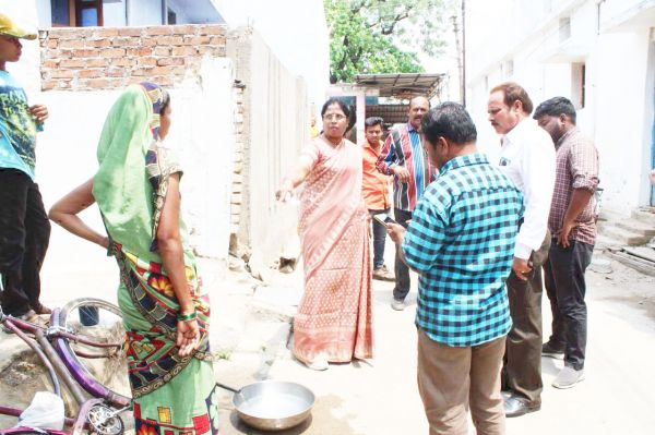 नाली व सडक़ों का प्रतिदिन उठाए कचरा