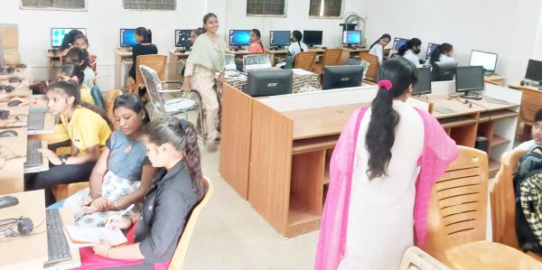 स्कूली बच्चों को दिया जा रहा कम्प्यूटर प्रशिक्षण