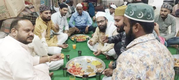 रोजा इफ्तार में शामिल हुए मंडी अध्यक्ष