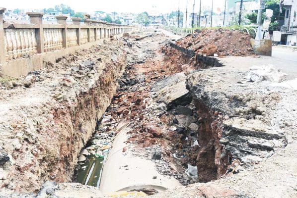 रायपुर गड्ढापुर, और छत्तीसगढ़ हुआ गड्ढागढ़, राजधानी में सडक़ों का बुरा हाल