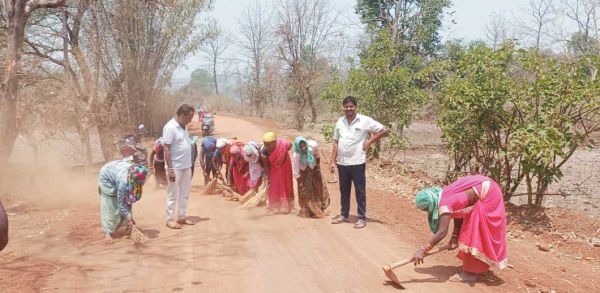 शिकायत के बाद शुरू हुआ सडक़ मरम्मत