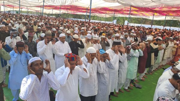 ईद की नमाज में अमन-चैन और भाईचारे के लिए दुआएं