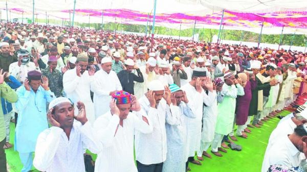 ईद की नमाज में अमन-चैन और भाईचारे के लिए दुआएं
