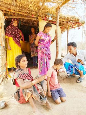 आदिवासी सपेरों की बस्ती पर ग्रामीणों का हमला, बर्तन फेंके, छप्पर गिराए, बारिश में गुजारी रात