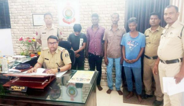 बाइक चोरी के 3 आरोपी समेत खरीदार गिरफ्तार  