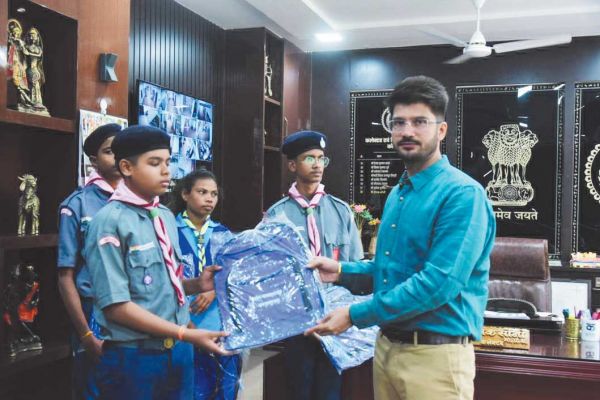 स्काउट-गाइड आपदा प्रबंधन शिविर में शामिल होने वाले प्रतिभागियों से कलेक्टर ने की चर्चा, बढ़ाया हौसला