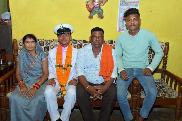 जिले का पहला अग्निवीर पहुंचा अपने गांव, पिता को पहनाई कैप, दिखाया कदमताल