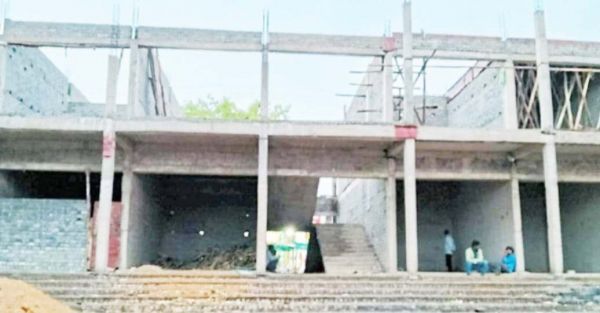 घटिया निर्माण व लेटलतीफी से कारोबारयों में आक्रोश, डेढ़ साल में सिर्फ 50 फीसदी हुआ काम