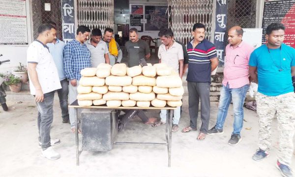 बैरिकेट तोड़ भाग रहे गांजा तस्करों को पुलिस ने दबोचा