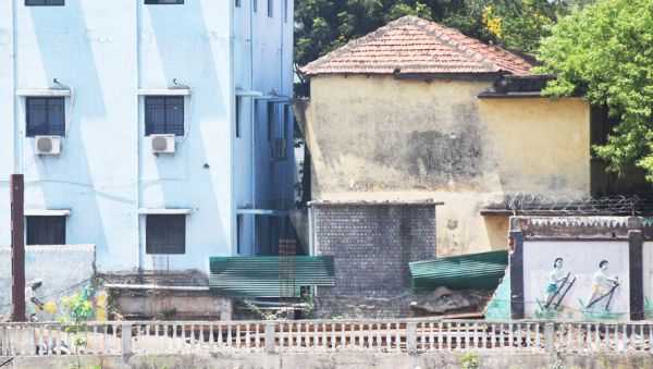 4 हजार छात्राएं, 8 सौ हॉस्टलर दो साल से टूटी पड़ी है बाउंड्री