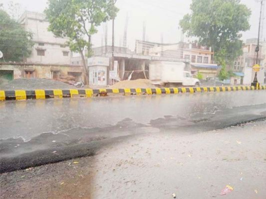 मौसम का बदला मिजाज, गरज-चमक के साथ बारिश, ओले भी गिरे  