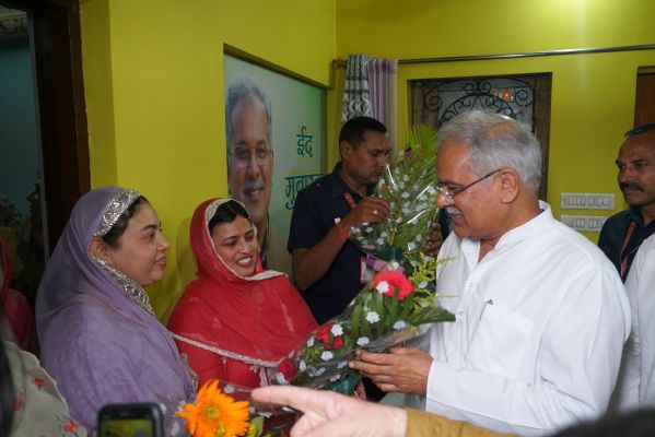 ईद मिलन पर सीएम बघेल इदरीश के घर गए