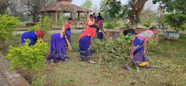 स्वच्छता दीदियों ने मुक्तिधाम में चलाया विशेष स्वच्छता अभियान
