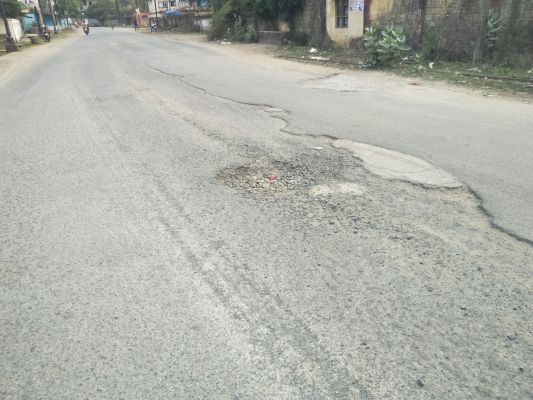 सडक़ पर जगह-जगह गड्ढे, आवागमन में दिक्कत