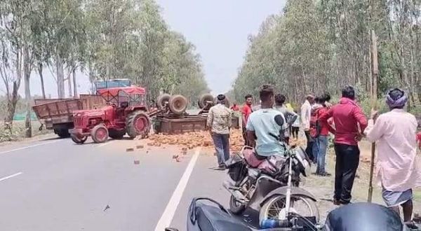 अवैध लाल ईंट से भरी ट्रैक्टर बेकाबू हो पलटी, 2 महिला मजदूर सहित 4 घायल