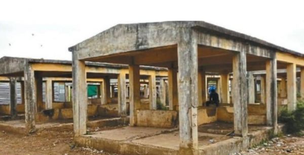 छेना थोपने का काम आ रहा है 30 लाख से बना हाटबाजार, विद्युत पोल से तार गायब 