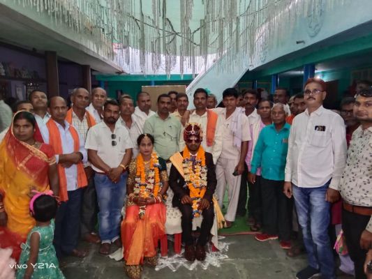 युवक ने तलाकशुदा से की शादी, समाज के पदाधिकारियों ने दिया आशीर्वाद