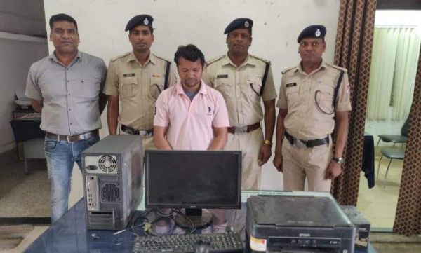 साइबर कैफे में रेसुब ने मारा छापा  