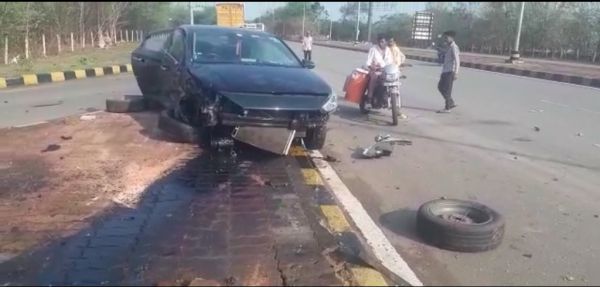नवा रायपुर में दो कार, बाइक टकराए, एक  गंभीर, मदद के लिए राहगीर सामने आए