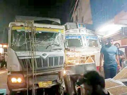 तिल्दा के बीच बाजार जो रास्ते में आया ट्रक ने रौंदा, एक मृत, तीन गंभीर