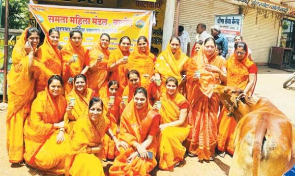 समता महिला मंडल ने राहगीरों को बांटे गन्ना रस