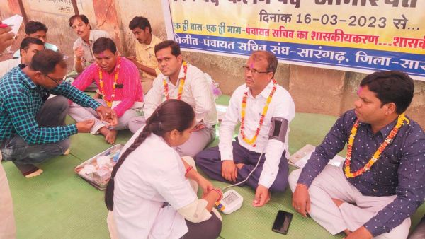 क्रमिक भूख हड़ताल पर बैठे पंचायत सचिव