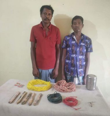पुलिस को देख भागते दो नक्सली पकड़ाए