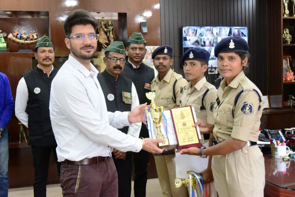 बस्तर फाइटर बुनियादी प्रशिक्षण में उत्कृष्ट प्रदर्शन, सम्मानित 