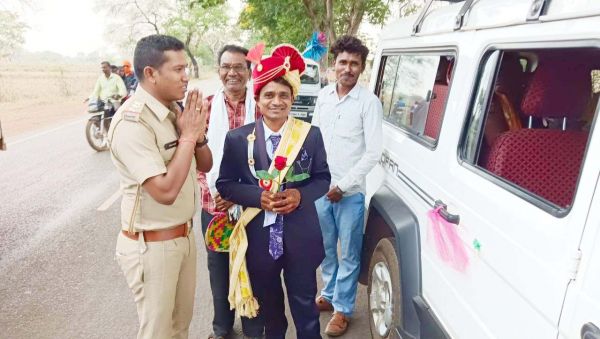वाहन चेकिंग अभियान: नियमों का पालन करने वाले को गुलाब देकर किया सम्मानित