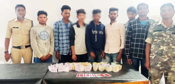 मोमबत्ती की रौशनी में जुआ खेलते आधा दर्जन जुआरी पकड़ाए