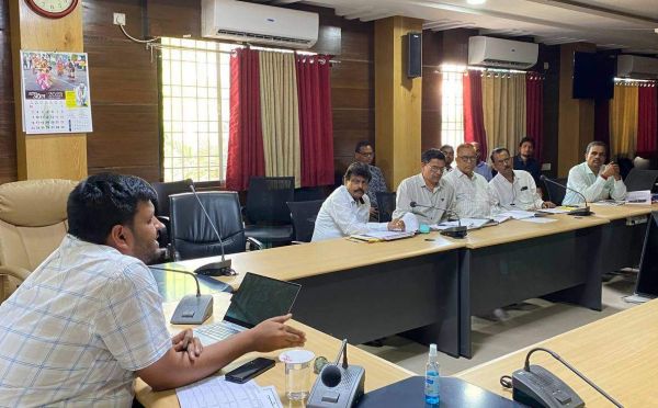 कार्य विलंब करने पर ठेकेदारों को  नोटिस जारी करने के निर्देश
