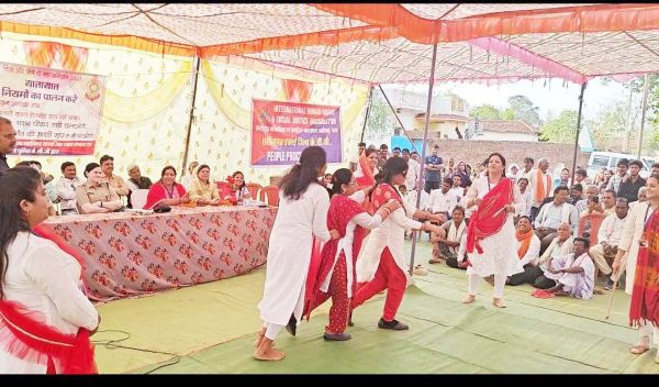 ग्रामीणों को नुक्कड़ नाटक  से किया जागरूक