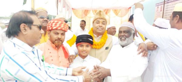 कांग्रेसी नेता ने लीची जूस पिलाकर दी ईद की बधाई