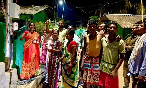 स्ट्रीट लाइट लगने से वार्डवासियों को मिली अंधेरे से निजात